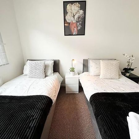 3 Bedroom House With Free Parking Chatham  Eksteriør billede