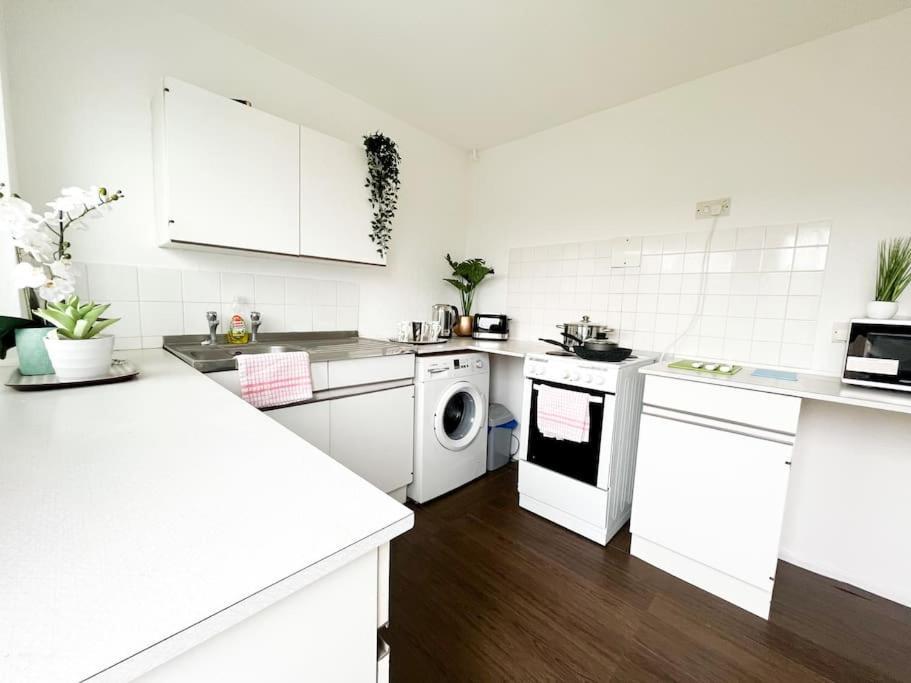 3 Bedroom House With Free Parking Chatham  Eksteriør billede