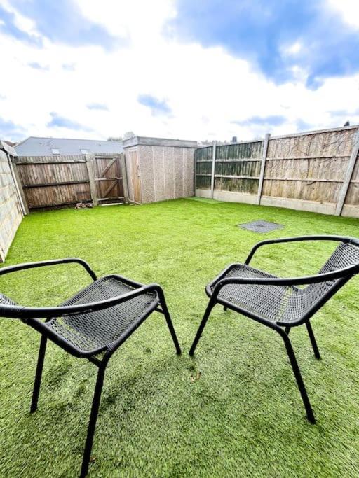 3 Bedroom House With Free Parking Chatham  Eksteriør billede