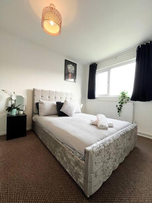 3 Bedroom House With Free Parking Chatham  Eksteriør billede