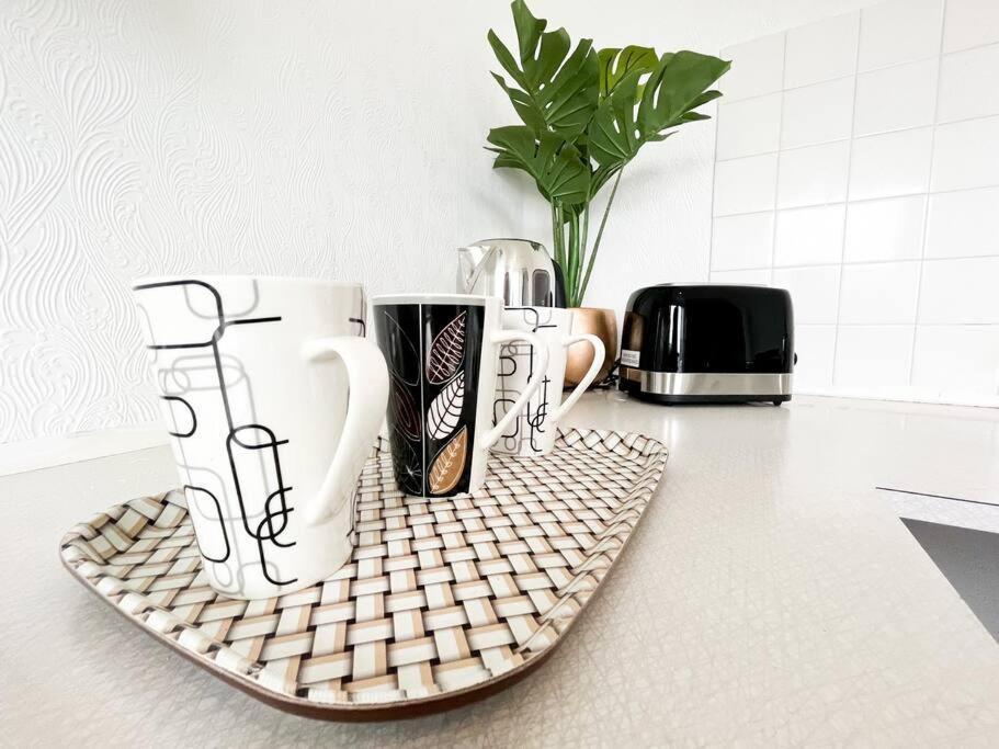3 Bedroom House With Free Parking Chatham  Eksteriør billede